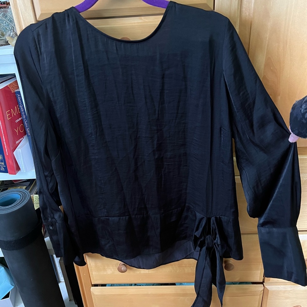 REMOVING 8/22 Simply Vera silky feeling black blouse
